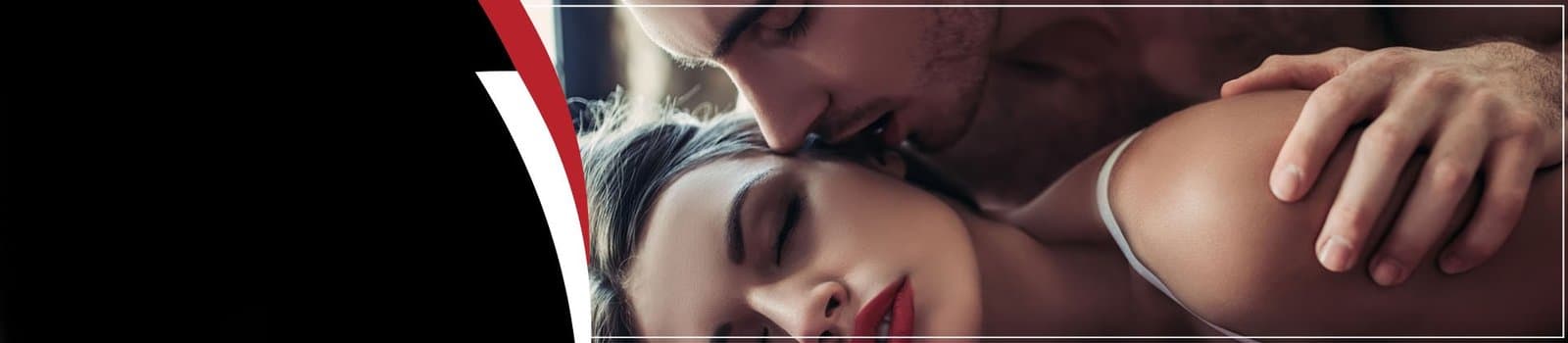 Casal em momento de intimidade em suíte do Motel Athos